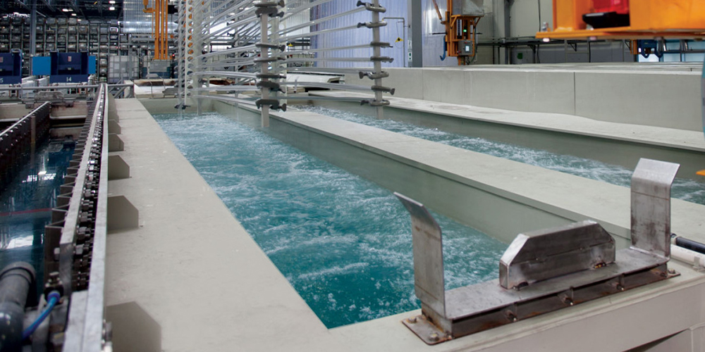 روش های اصلاح سطح ورق آلومینیوم: از پولیش تا برس کاری حرفه ای 2 آنودایزینگ (Anodizing)